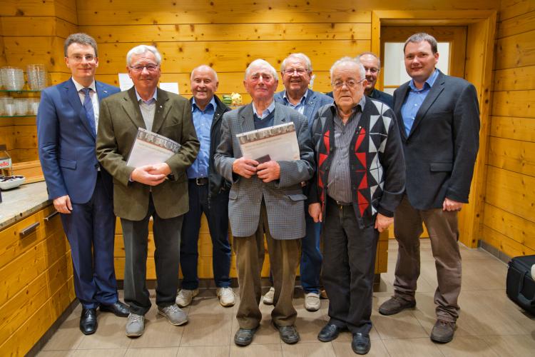 Foto von den geehrten Mitgliedern: v.l.n.r. Bürgermeister Thorsten Erny, Andreas Müller, Herbert Suhm, Bernhard Müller (Vize), Franz Büchler, Kurt Grießer, stellv. Vorsitzender Manfred Armbruster, Vorsitzender Michael Schüle