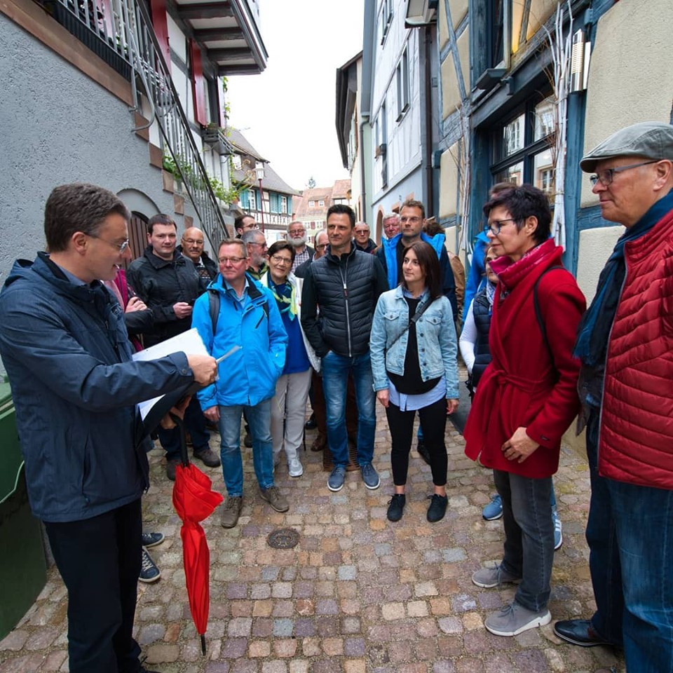 In der Engelgasse, bei welcher mit großen Anstrengungen eine Modernisierung der unterirdischen Leitungen und eine Neubepflasterung vorgenommen wurde.