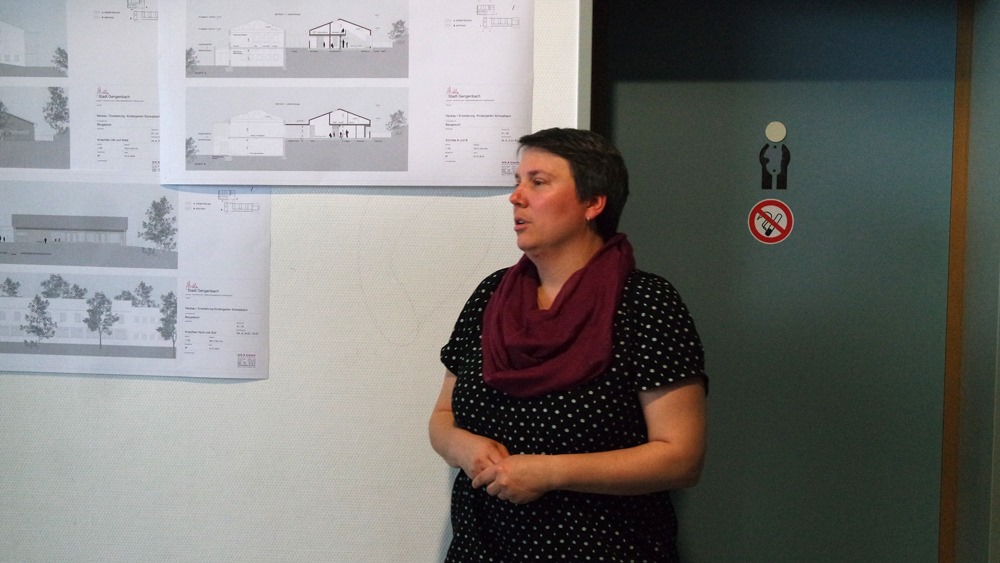 Kindergartenleiterin Barbara Vetterle erläutert das zukünftige Bauvorhaben in Schwaibach. Es werden ganz dringen neue Kindergartenplätze gebraucht. Die CDU steht hinter diesem Bauvorhaben.