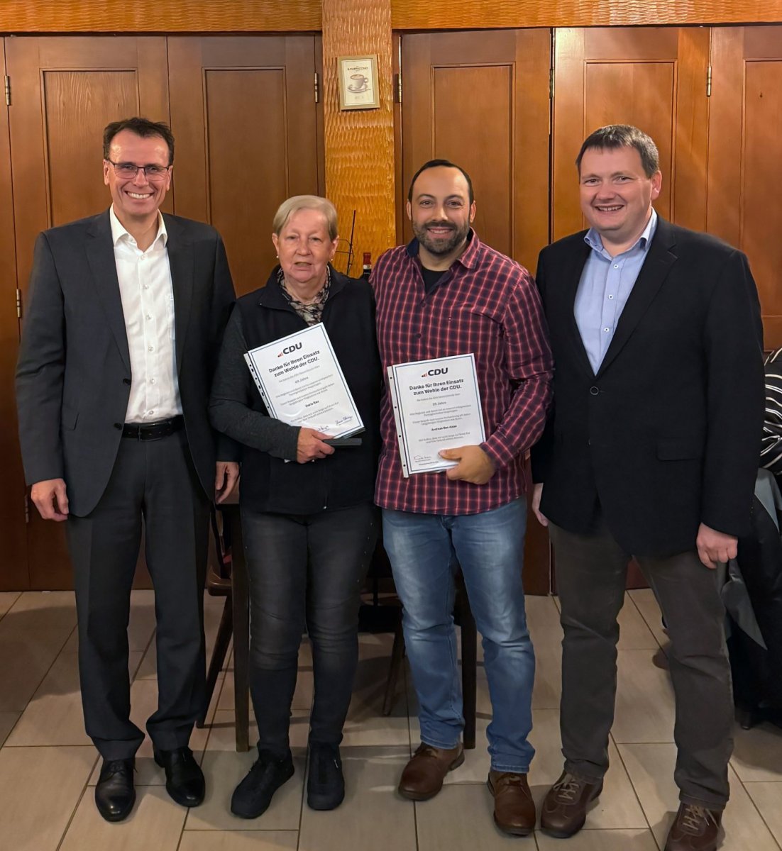 Gratulanten mit Jubilaren - Staatssekret&auml;r Volker Schebesta MdL, Jubilarin Maria Rau (40 Jahre), Andreas Ben-Aissa (25 Jahre), Stadtverbandsvorsitzenden Michael Sch&uuml;le. Es fehlt: Gerda Bohnert
