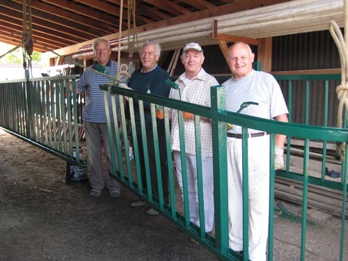 Foto (U. Maurer): Siegfried Rank, Karl Steiner, Jupp Stenten und Stefan Kury (v.l.) in Streich-Aktion