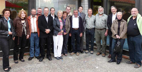 Gruppenbild vor dem Reichenbacher Kindergarten mit Frau Zimerer, Leiterin Kindergarten Reichenbach